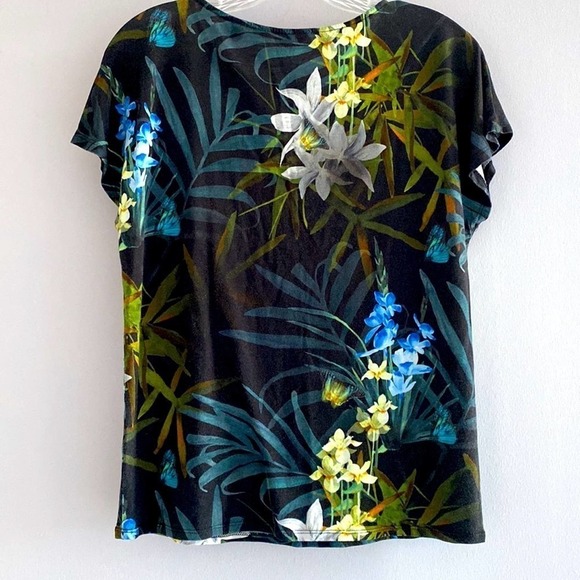 Ted Baker London gorgeous tropical print short sleeve top. Size 4
C - Picture 2 of 8